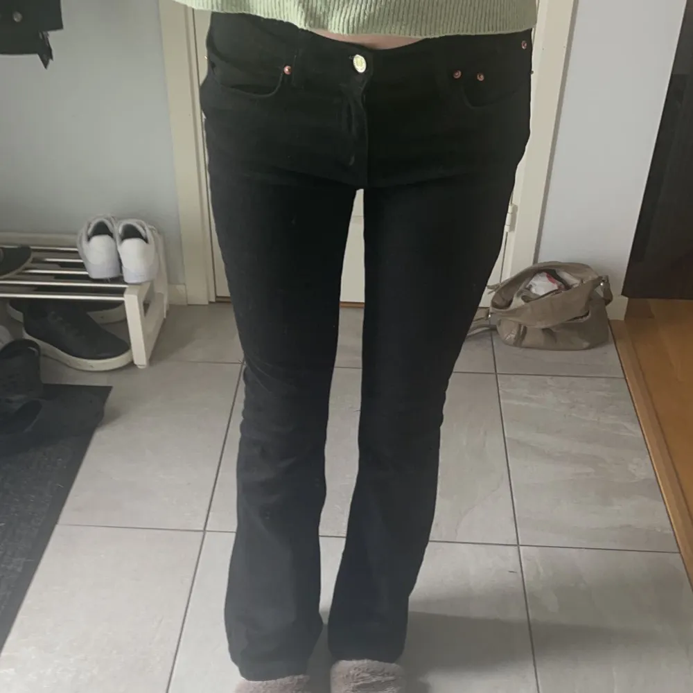 Säljer mina lågmidjade Gina jeans i storlek 38, köpta för 500. Använt en gång. Säljer eftersom de är för stora för mig🫶. Jeans & Byxor.