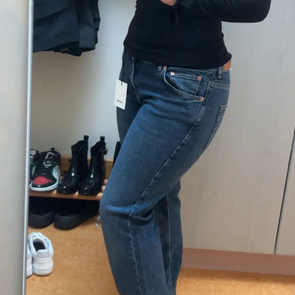 Nyköpta jeans från junkyard, aldrig använt bara testade. Säljer då jag inte tycker att de passar mig. Jag har vanligtvis 42-44 i jeans och är 165 cm lång. Däremot är dessa alldeles för långa på mig så skulle nog passa på 170-180. Inga returer. Jeans & Byxor.
