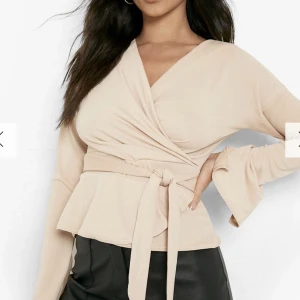 Topp från boohoo - Topp med vida öppna armar och v-ringning från boohoo i en gammalrosa färg, kan kläs up och till vardags🩷🩷