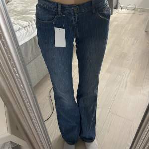 Säljer dessa helt oanvända jeans från brandy Melville, jag är 172cm. 