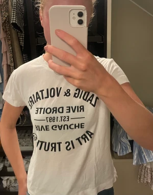 Zadig t-shirt - Superfin t-shirt från Zadig som köptes för några år sedan men är i superbra skick. Säljer då den inte långre kommer till användning, köparen står för frakt 💗