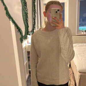 Stickad tröja  - En beige stickad tröja från Vera Moda, den är ganska nopprig men är fin ändå.💕