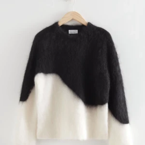 Other stories stickad - Säljer min stickade tröja från other stories som är helt oanvänd med lappar kvar. SÅ fin men vet ej om det är min stil riktigt. Helt slutsåld 💯💞köpt för 1300kr