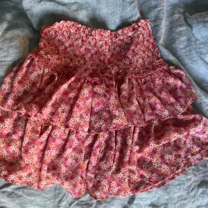 blommig sommar kjol. köpt denna sommaren knappt använt, storlek M 