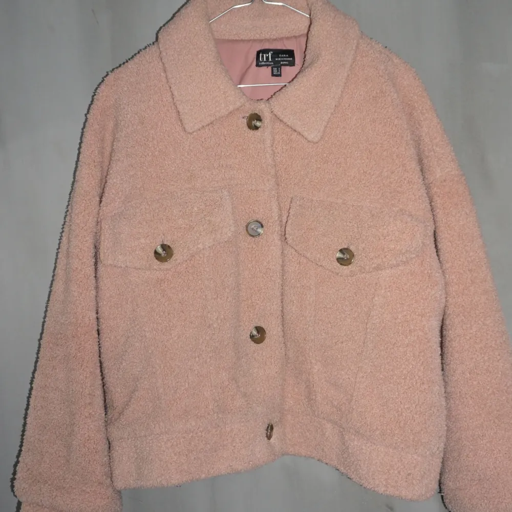 Jag säljer min ljusrosa Teddy-jacka från Zara. Den har används flitigt men är i ett gott skick. Underbar att dra ut med på vintern och värmer också på väg till skolan.. Jackor.