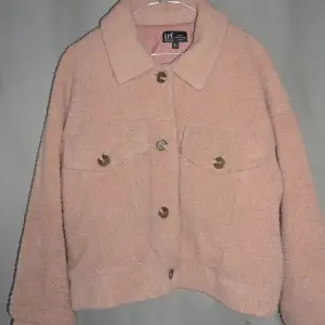 Jag säljer min ljusrosa Teddy-jacka från Zara. Den har används flitigt men är i ett gott skick. Underbar att dra ut med på vintern och värmer också på väg till skolan.