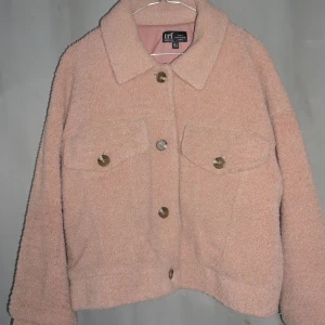 Ljusrosa Teddyjacka  - Jag säljer min ljusrosa Teddy-jacka från Zara. Den har används flitigt men är i ett gott skick. Underbar att dra ut med på vintern och värmer också på väg till skolan.
