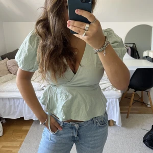 Blus med puffärm - Gullig ljusgrön omlåttblus. Aldrig använd.