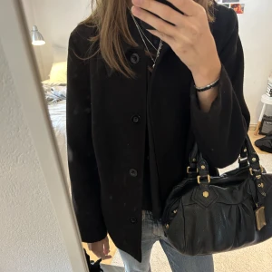 Svart höstkappa - Så fin uppsydd höstkappa som inte kommer till användning !