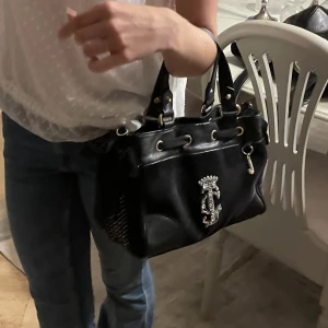 Juicy Couture väska - Säljer även min andra Juicy väska!💗 En mindre storlek men är fortfarande rymlig och lättstylad! Köpt för ett tag sen och är varsamt använd i bra skick💗 