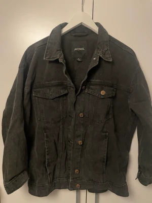 Jeansjacka monki - STORRENSNING !  Svart jeansjacka från monki lite uttvättad men typ ändå snygg!!?