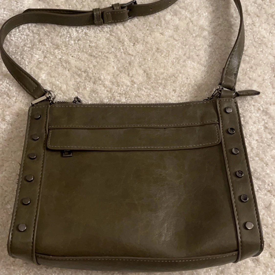 Kakhigrön handväska med kortare axelband+kedja💚