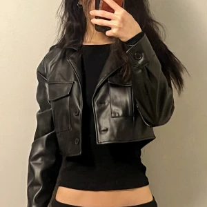 Black cropped leather jacket - Brand new, never worn out. Fits perfectly. Bought it for 349kr but selling it for 249kr.
