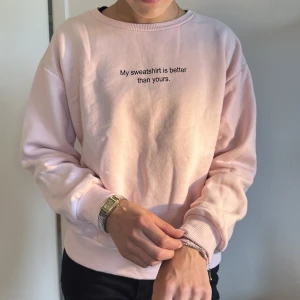 Ljusrosa sweatshirt  - Fin oanvänd sweatshirt från chiquelle med tryck ”my sweatshirt is better than yours” på. Storlek xs men lite oversized💗 säljer för 150kr