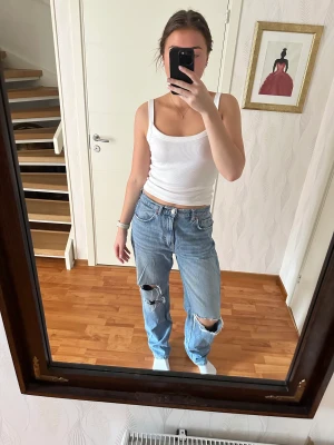 Jeans - Jeans från Gina Tricot med hål i knäna Storlek 40 