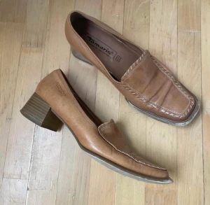 Skor från Tamaris - Storlek 39, äkta läder. Använt men gott skick. 