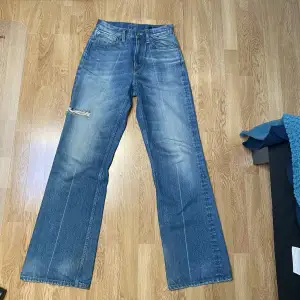 Hope jeans i modellen ”Beat” Ord pris:3000kr Riktigt fin tvätt lägger sig najs över dojjorna. Gör att hämta i sthlm.