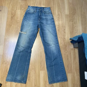 Hope bootcut jeans - Hope jeans i modellen ”Beat” Ord pris:3000kr Riktigt fin tvätt lägger sig najs över dojjorna. Gör att hämta i sthlm.