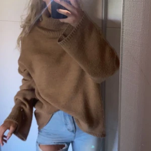 Sweater/stickad polotröja  - Varm och gosig. Den är från NA-KD. Strl L, men jag är en xs /s men ville ha den oversized och gosig, så på mig som är xs/s sitter den som på bilden. 