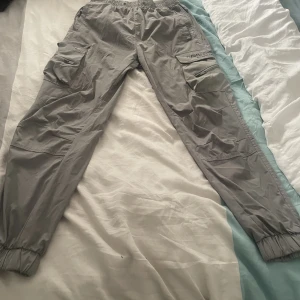 Cargo byxor - Mycket stiliga cargo byxor från new yorker som passar alla möjliga stilar. Lite ”baggy”. Perfekt för dig som vill sticka ut extra. 95% polyamid 5% elastane