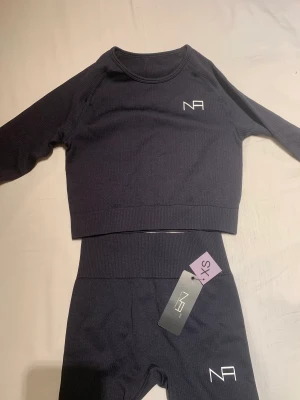 Ribbade träningstights och top xs Nya - Helt nya med prislapp storlek xs  Ribbade tights och top svart 
