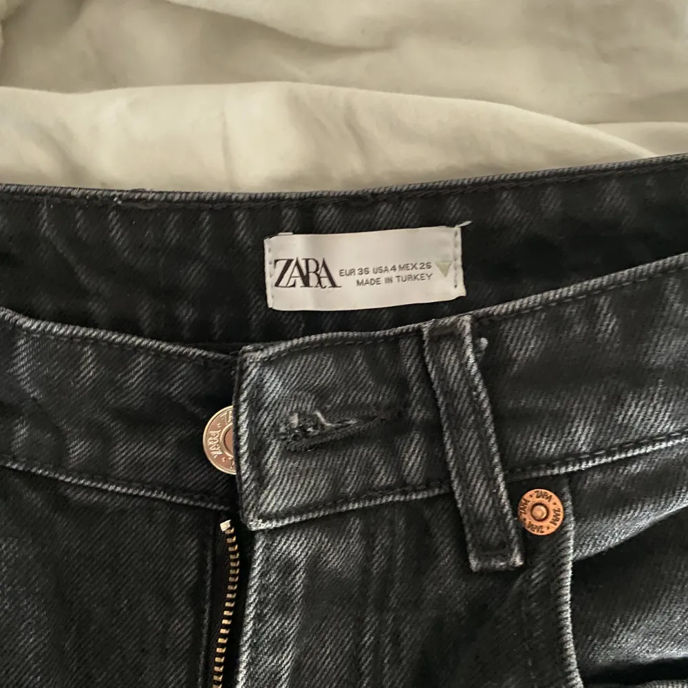 svarta högmidjade jeans från zara❤️ storlek 36. Jeans & Byxor.