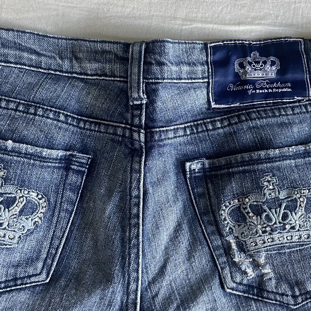 Blåa raka Victoria Beckham jeans. Står 31 i byxorna, skulle säga att dom passar en s-m💗kolla gärna in fler annonser på min profil!. Jeans & Byxor.