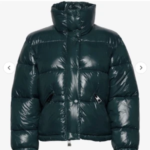 Grön glansig puffer jacka  - En jacka köpt på plick för 900kr(nypris:1100kr). Den har även en luva innuti kragen. Längden är bra då den inte är för lång och har även mer av en boxig form. Den är även water repellent! OBS sista bilden är från förra ägaren. 💕💕 Pris kan diskuteras 