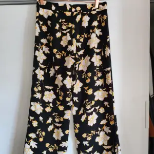Super Beautiful and flattering floral suit pants from river island, i have the matching jacket listed on my page also. Only worn a handfull of times!