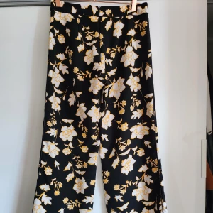 Floral suit pants  - Super Beautiful and flattering floral suit pants from river island, i have the matching jacket listed on my page also. Only worn a handfull of times!