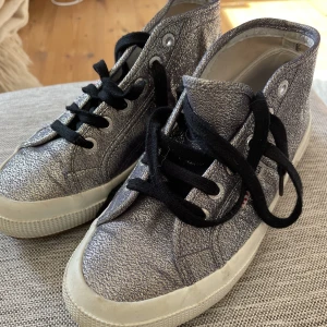 Superga glitterskor  - Säljer mina Älskade Superga sneakers eftersom att dom tyvärr inte kommer till användning…  Vid frågor är det bara att skriva!  Möts inte upp då jag håller på att flytta från Stockholm.