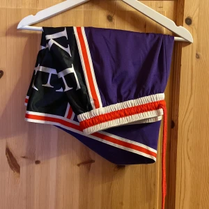 Nike shorts  - Nike shorts i storlek L. Shortsen är i bra skick och är använda måttligt, finns inga hål. 