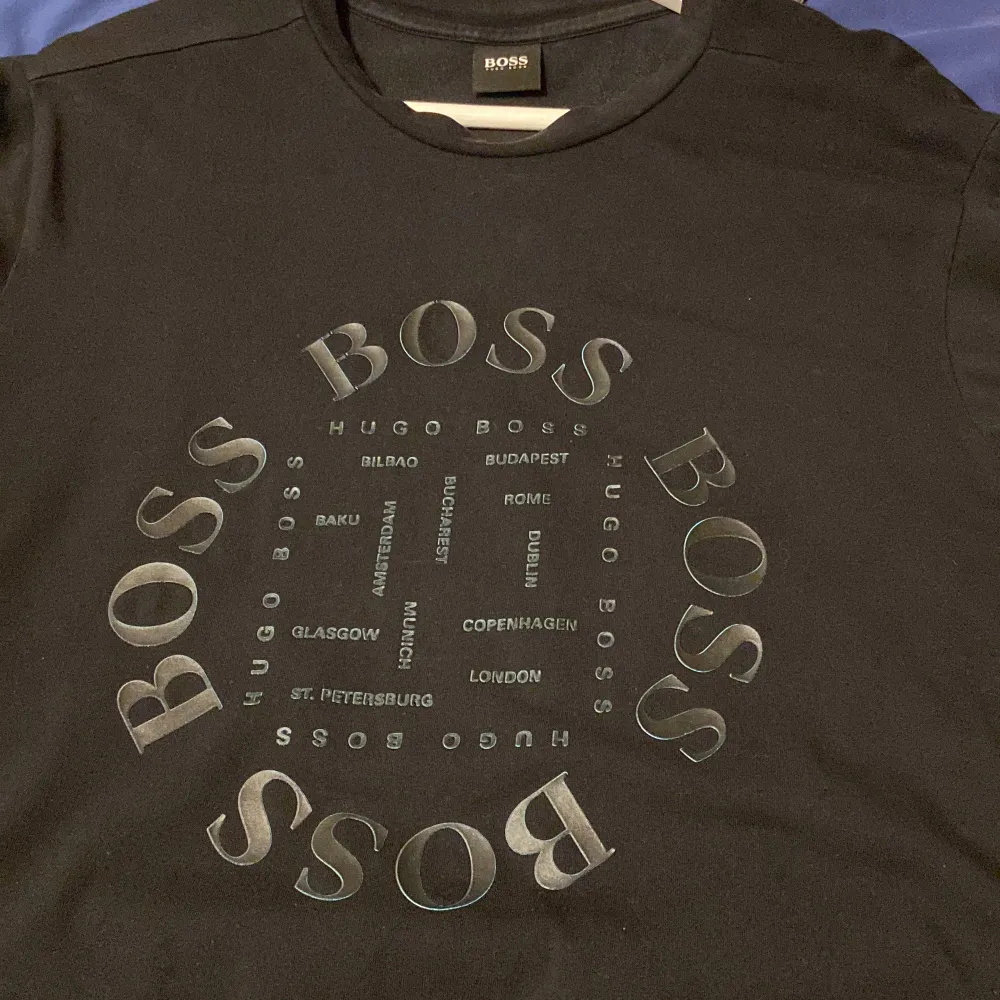Hugo Boss T-shirt i storlek S. Inte använd särskilt mycket och har inte hål. Ytterst lite har spruckit i texten på magen men det är inget man tänker på. . T-shirts.