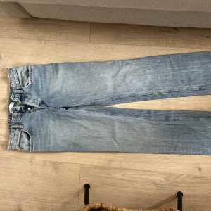 Zara jeans  - Säljer mina raka ljusa zara jeans! Lågmidjade. Älskar dom men de har blivit aningen för små för mig! En helt perfekt ljus jeans färg. Försökte hitta en bild från zara appen men de verkar vara slutsålda! 
