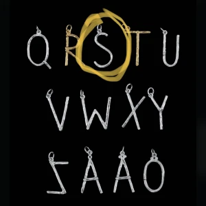 wonky letter marianilsdotter  - säljer det här S halsbandet ifrån maria nilsdotter i den stora versionen så bokstaven är större alltså den är nyskick skulle helst tänka mig byta emot nått annat smycket ifrån maria så skriv gärna om ni skulle tänka er byta❤️