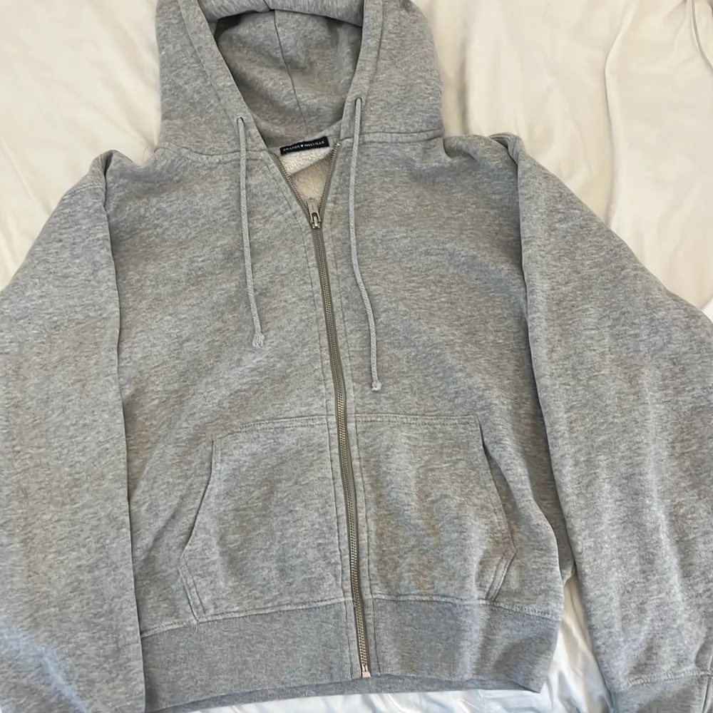 perfekt grå hoodie från brandy melville 🤍. Hoodies.