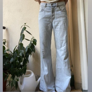 Jeans med vida ben och låg midja - Jeans från Other Stories i en ljus-blå tvätt. Använd fåtal gånger. Full length, mellan låg midja och vida ben. Storlek 27