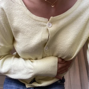 Stickad kofta  - Gul stickad kofta !  Lite nopprig annars inga defekter <3