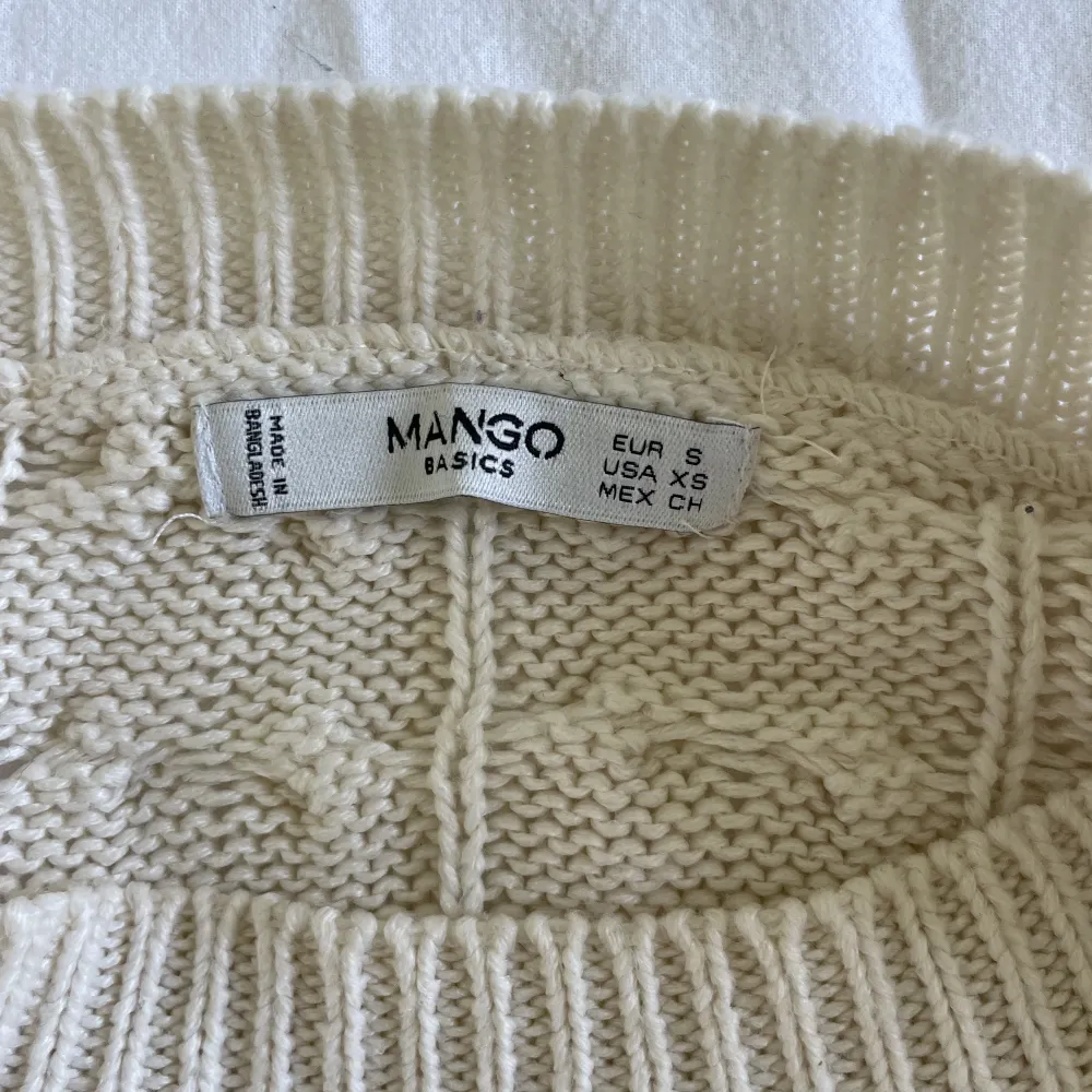 Säljer denna stickade tröjan från Mango! Knappt använd så är i nyskick. Perfekt tröja inför hösten! . Stickat.