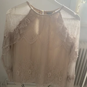 Rosa blus med spets detaljer  - Rosa blus 