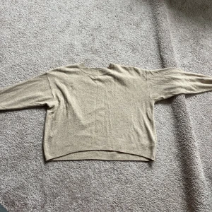 Stickad tröja HM - Superfin tröja! Lite nopprig men skön och snygg😍 Tar endast Swish och postar så snabbt som möjligt!🙈