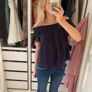 Ralph Lauren topp  - Säljer en fin topp ifrån Ralph Lauren mes blombroderier som mönster. Använd fåtal gånger och i jättebra skick. Tryck på köp nu eller via Swish!