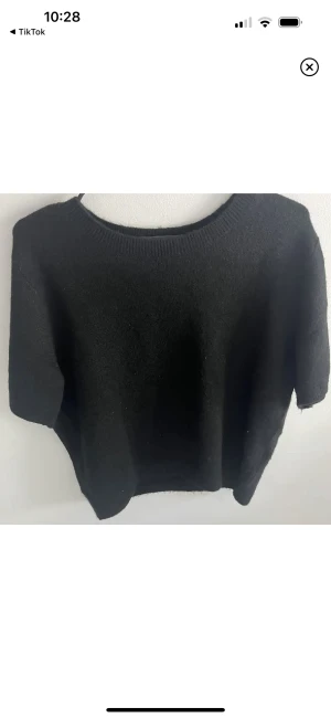 Stickad tröja  - Säljer nu denna stickade tröja från hm som är helt slutsåld! Den är i storlek L men passar mig som vanligtvis är S💕💕