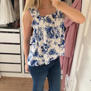 Blommig topp - Jättegullig topp ifrån Kappahl i nyskick. Använd 1 gång utan defekter. Som ny. Står st. L men är inte en L. Passar mig perfekt som bär S. Orginalpris 250kr och helt slutsåld. Köp via ”köp nu” knappen eller skriv vid frågor eller via Swish 💘