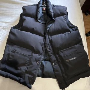 Canada Goose vest - Riktigt skön canada goose vest, 8/10 skick säljer den för 600 då den inte passar längre. Bara att höra av sig vid frågor!