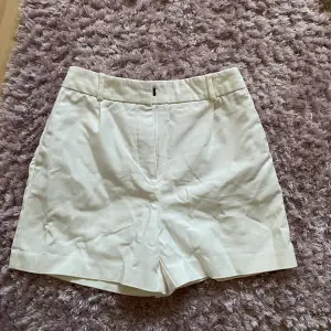 Vita kostym shorts från zara i storlek xs. 
