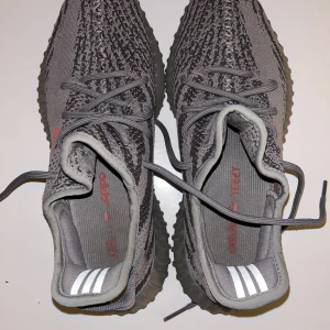 Yeezy 350 v2 ”Beluga 2.0” - Storlek US 9.5 / EU 43.5 Köpta vid release hösten 2017 från adidas hemsida. Använda 5 gånger, så i princip oanvänt skick. Ingen låda tillkommer.   Adidas Yeezy Boost 350 v2 ”Beluga 2.0”