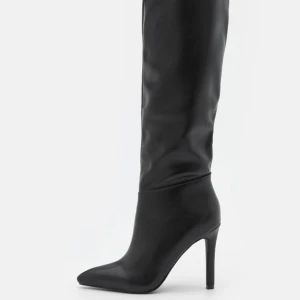 Stövlar/boots - Helt oanvända boots från märket Raid, köpta från zalando för 800kr (de är slutsålda nu)! Suupersnygga men har ett par liknande & behöver ej två par. Storlek 37. Skriv privat för egna bilder/frågor💘💘