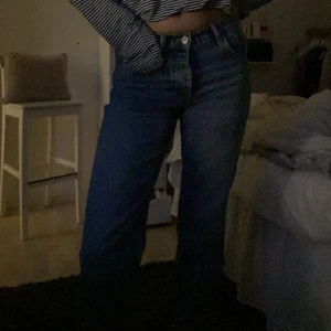 Zara jeans - Säljer nu mina populära mid waist zara jeans då de är försmå för mig. Skriv för mer bilder eller frågor!☺️
