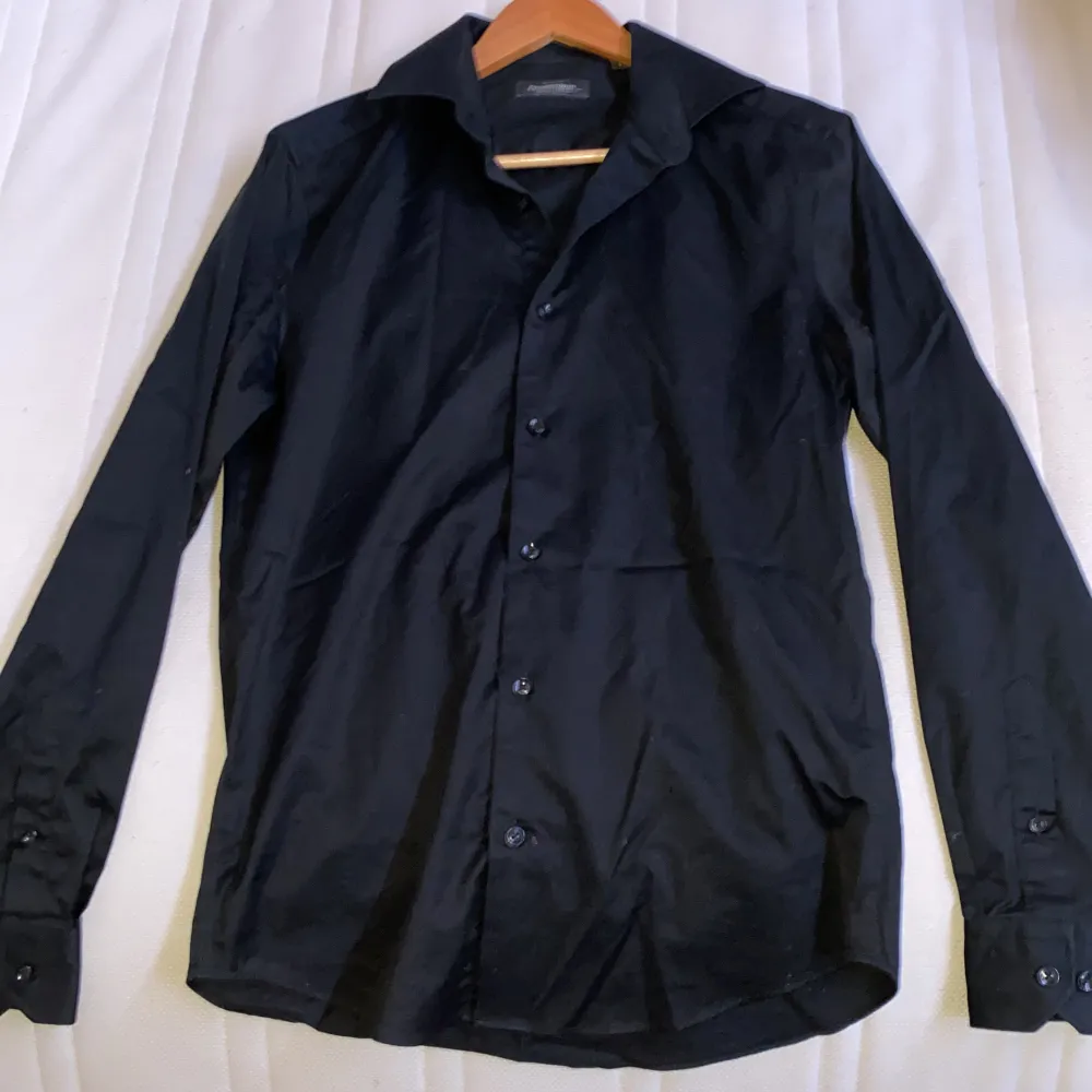 En helt vanlig svart dressman skjorta i S storlek, den är bara använd en gång och är i bra skick fortfarande. Här kan ni köpa om ni vill ha nån billig skjorta från dressman . Skjortor.